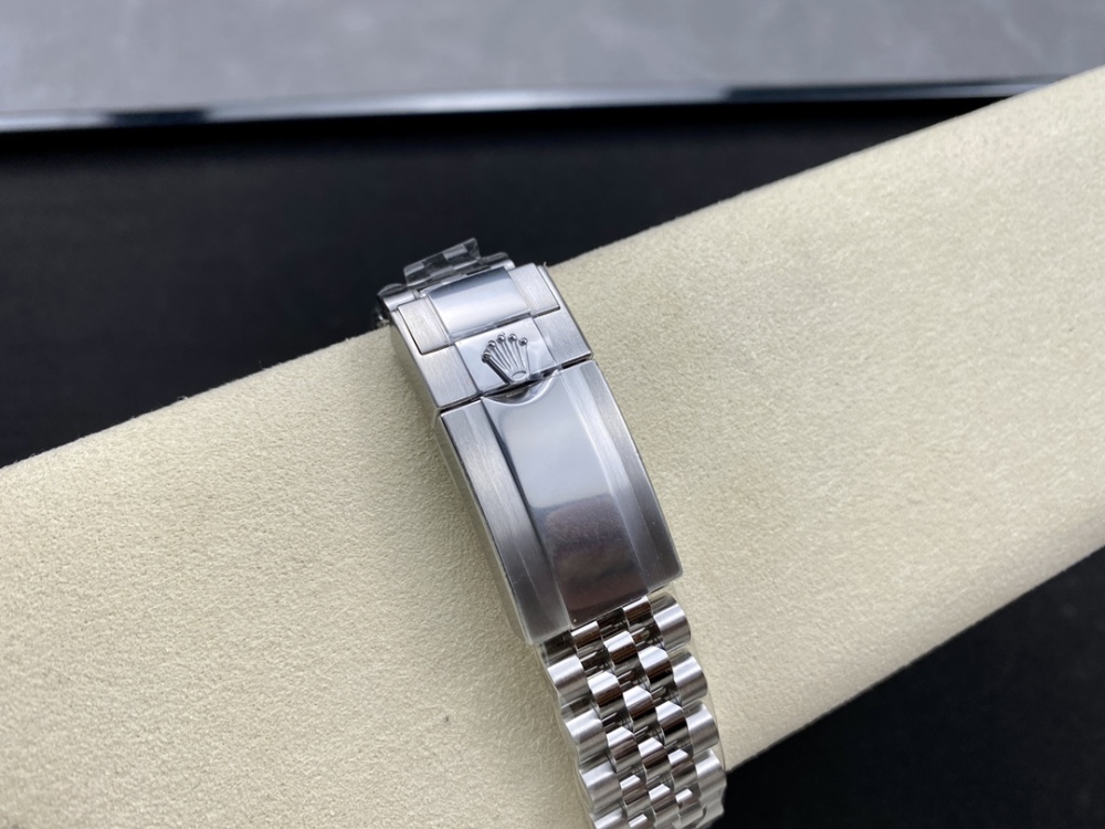 Il classico Rolex GMT-Master II, una scelta intramontabile per chi viaggia in fusi orari diversi.