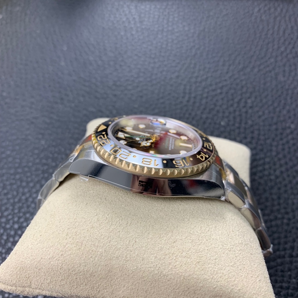 L'evoluzione degli orologi, dagli strumenti aeronautici all'essenziale orologio urbano GMT-2