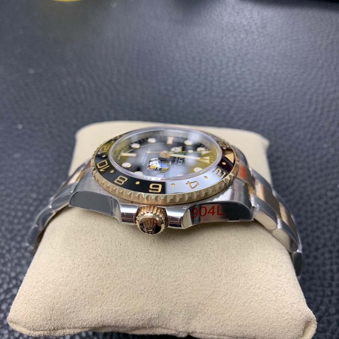 L'evoluzione degli orologi, dagli strumenti aeronautici all'essenziale orologio urbano GMT-2