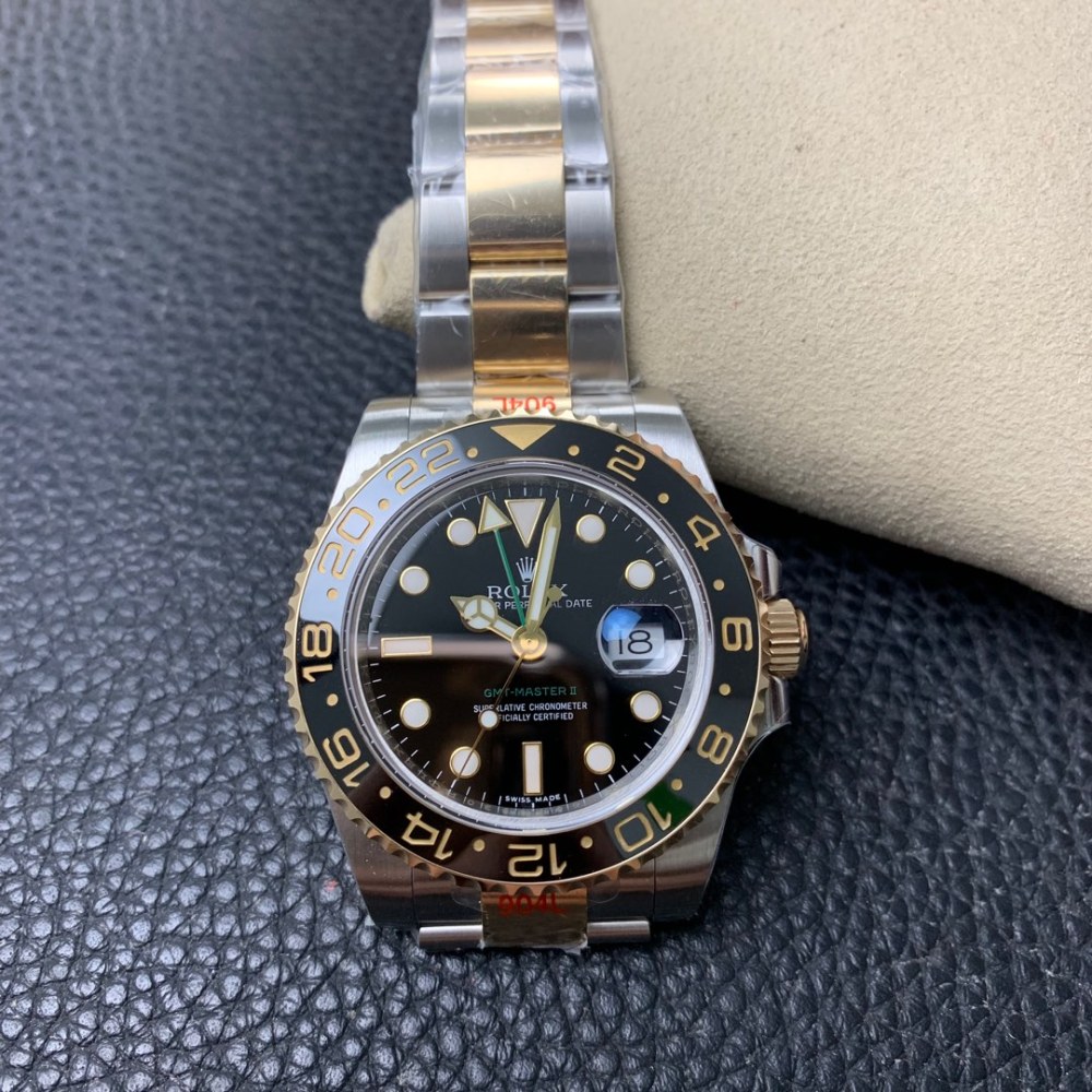 L'evoluzione degli orologi, dagli strumenti aeronautici all'essenziale orologio urbano GMT-2