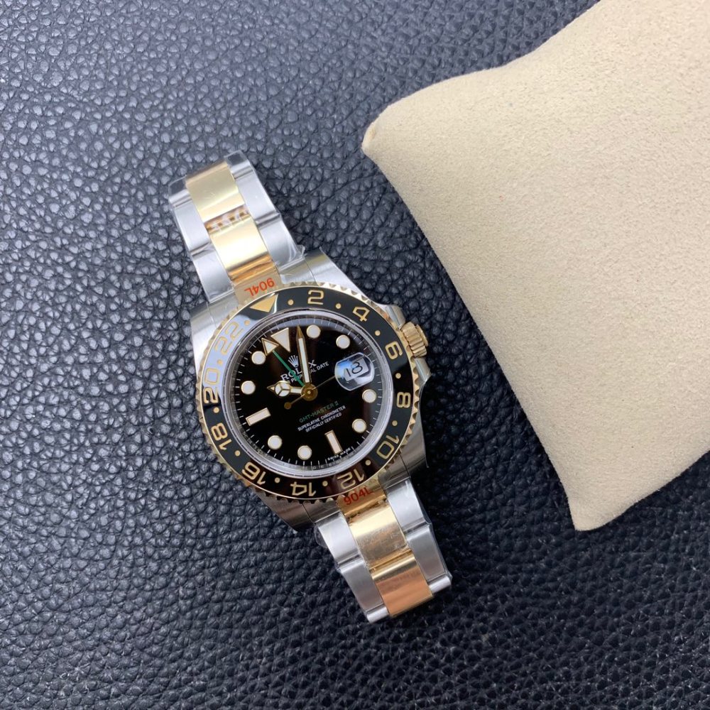 L'evoluzione degli orologi, dagli strumenti aeronautici all'essenziale orologio urbano GMT-2