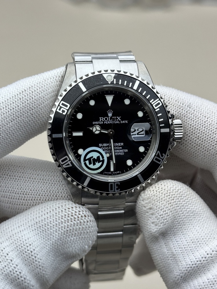 Orologio Rolex Submariner con cassa Oystersteel da 41 mm e impermeabilità fino a 300 metri.