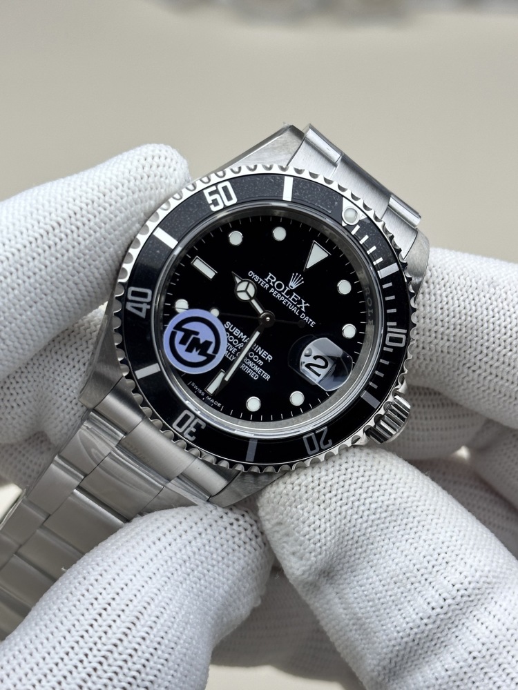 Orologio Rolex Submariner con cassa Oystersteel da 41 mm e impermeabilità fino a 300 metri.
