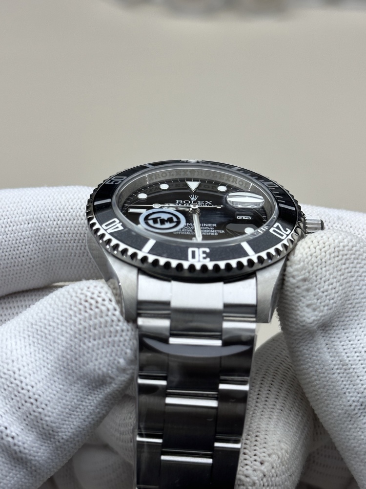 Orologio Rolex Submariner con cassa Oystersteel da 41 mm e impermeabilità fino a 300 metri.