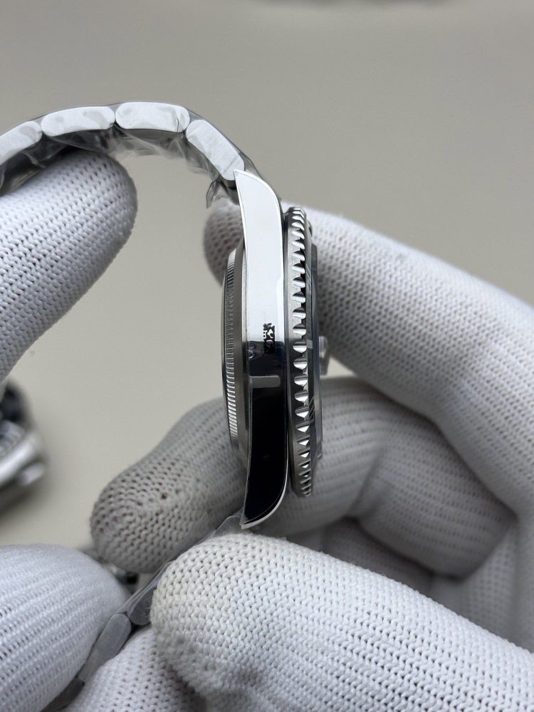 Orologio Rolex Submariner con cassa Oystersteel da 41 mm e impermeabilità fino a 300 metri.