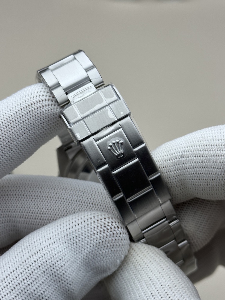 Orologio Rolex Submariner con cassa Oystersteel da 41 mm e impermeabilità fino a 300 metri.