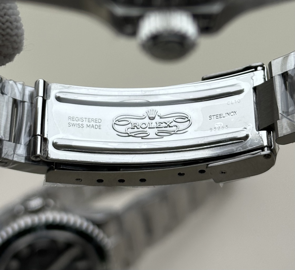 Orologio Rolex Submariner con cassa Oystersteel da 41 mm e impermeabilità fino a 300 metri.