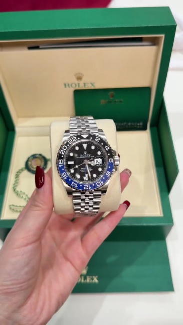 Il classico Rolex GMT-Master II, una scelta intramontabile per chi viaggia in fusi orari diversi.