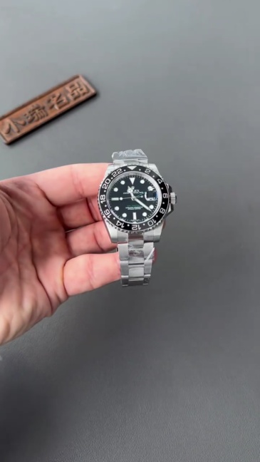 Il classico orologio Rolex GMT-Master II Dual Time Zone è un segnatempo senza tempo che emana un prestigio ineguagliabile.