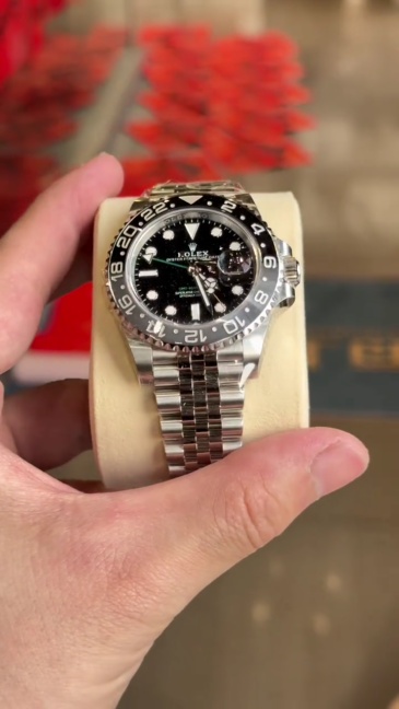 L'orologio Rolex GMT-Master II 116710LN-0001 emana un'aura di prestigio grazie al suo design semplice ma sofisticato.