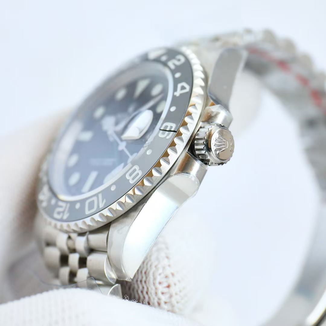 L'orologio Rolex GMT-Master II 116710LN-0001 emana un'aura di prestigio grazie al suo design semplice ma sofisticato.