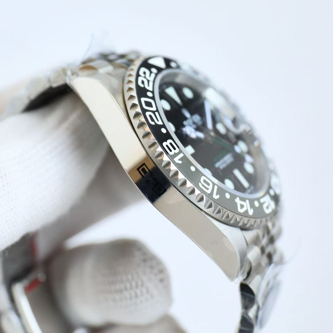 L'orologio Rolex GMT-Master II 116710LN-0001 emana un'aura di prestigio grazie al suo design semplice ma sofisticato.