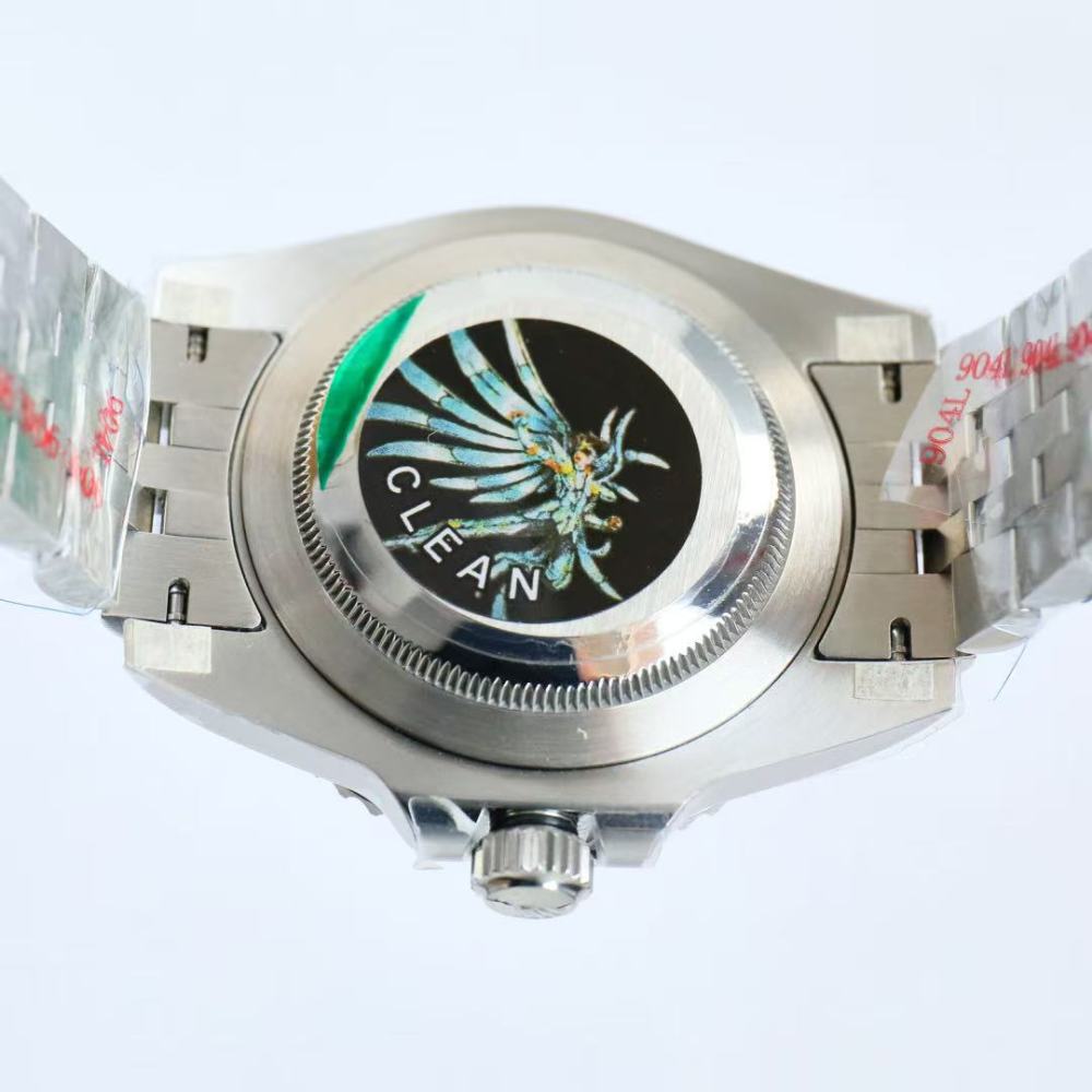 L'orologio Rolex GMT-Master II 116710LN-0001 emana un'aura di prestigio grazie al suo design semplice ma sofisticato.