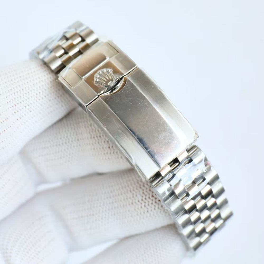 L'orologio Rolex GMT-Master II 116710LN-0001 emana un'aura di prestigio grazie al suo design semplice ma sofisticato.