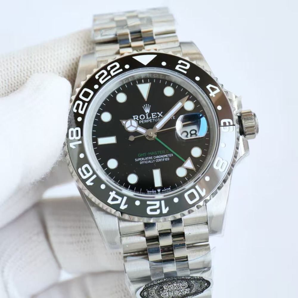 L'orologio Rolex GMT-Master II 116710LN-0001 emana un'aura di prestigio grazie al suo design semplice ma sofisticato.