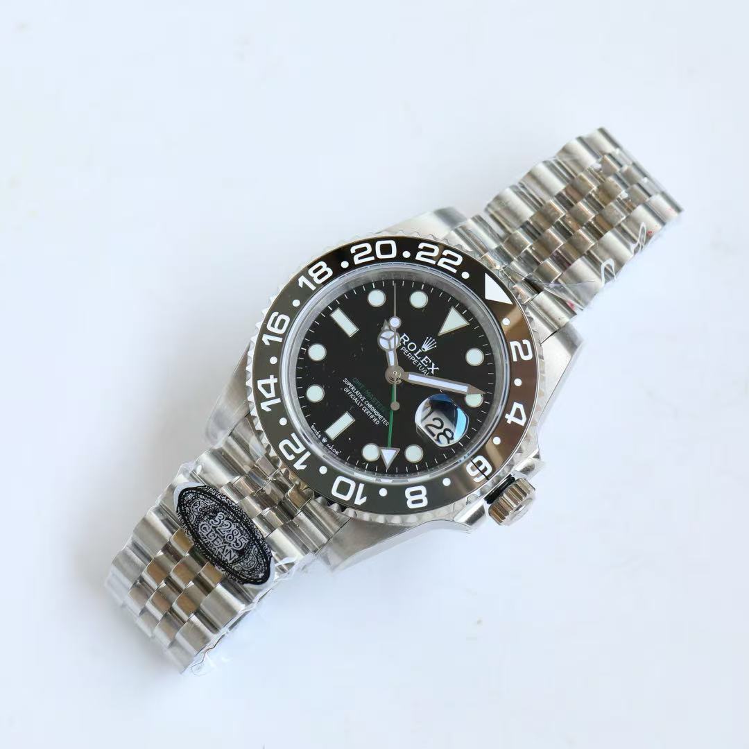L'orologio Rolex GMT-Master II 116710LN-0001 emana un'aura di prestigio grazie al suo design semplice ma sofisticato.