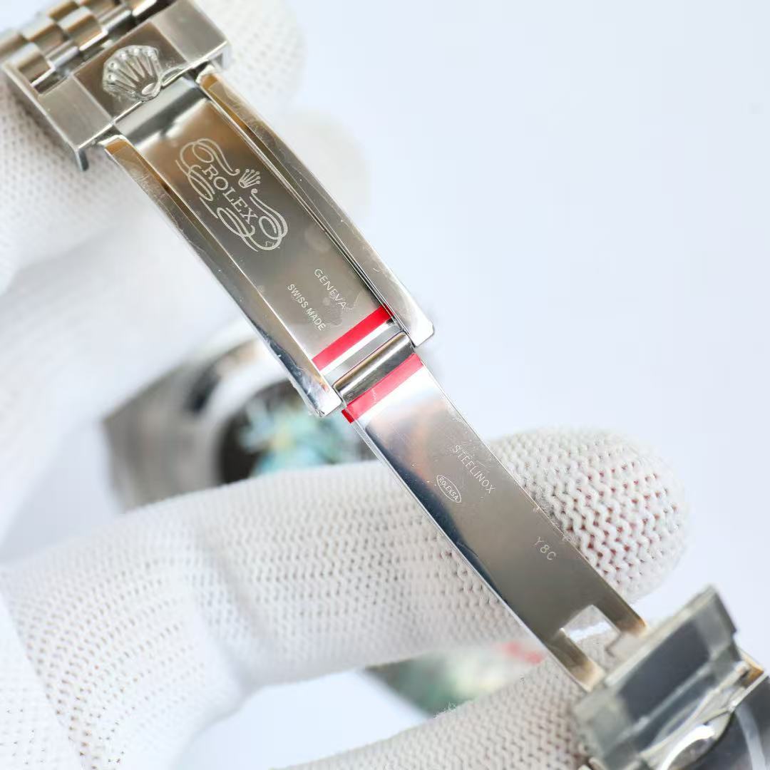 L'orologio Rolex GMT-Master II 116710LN-0001 emana un'aura di prestigio grazie al suo design semplice ma sofisticato.