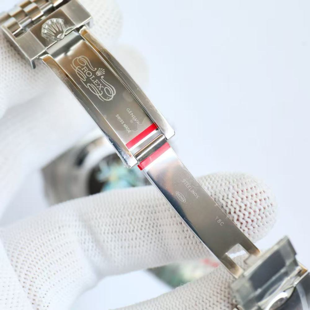 L'orologio Rolex GMT-Master II 116710LN-0001 emana un'aura di prestigio grazie al suo design semplice ma sofisticato.