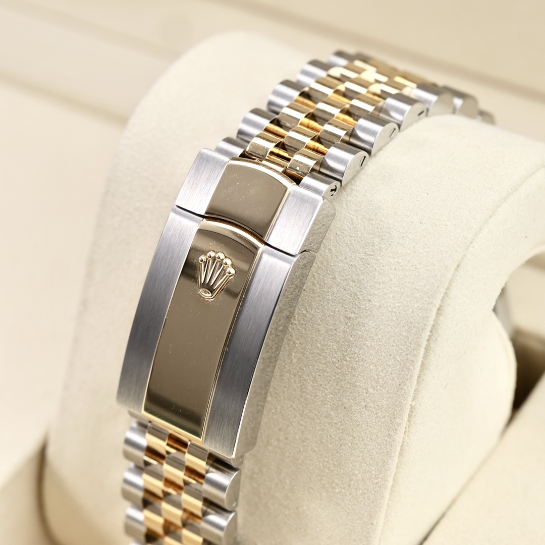 Rolex Datejust 41 mm, certificato di garanzia di gennaio 2026, quadrante nero con indici in diamanti.