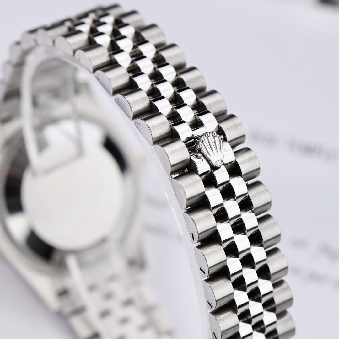 Rolex Datejust, lunetta con diamanti, numeri romani grigi, Vie diamanti, 31 mm.