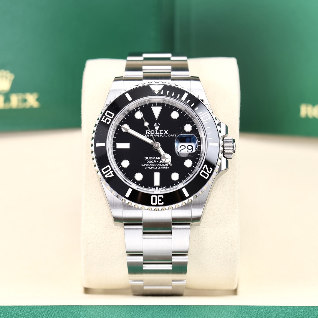 Orologio Rolex Submariner 116610LV-0002 con quadrante nero Lusso al polso, espressione di nobiltà e stile straordinario.
