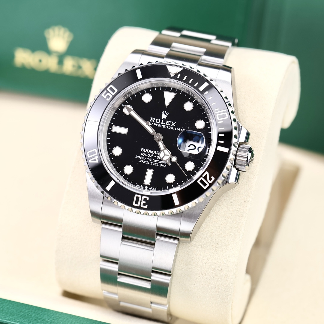 Orologio Rolex Submariner 116610LV-0002 con quadrante nero Lusso al polso, espressione di nobiltà e stile straordinario.