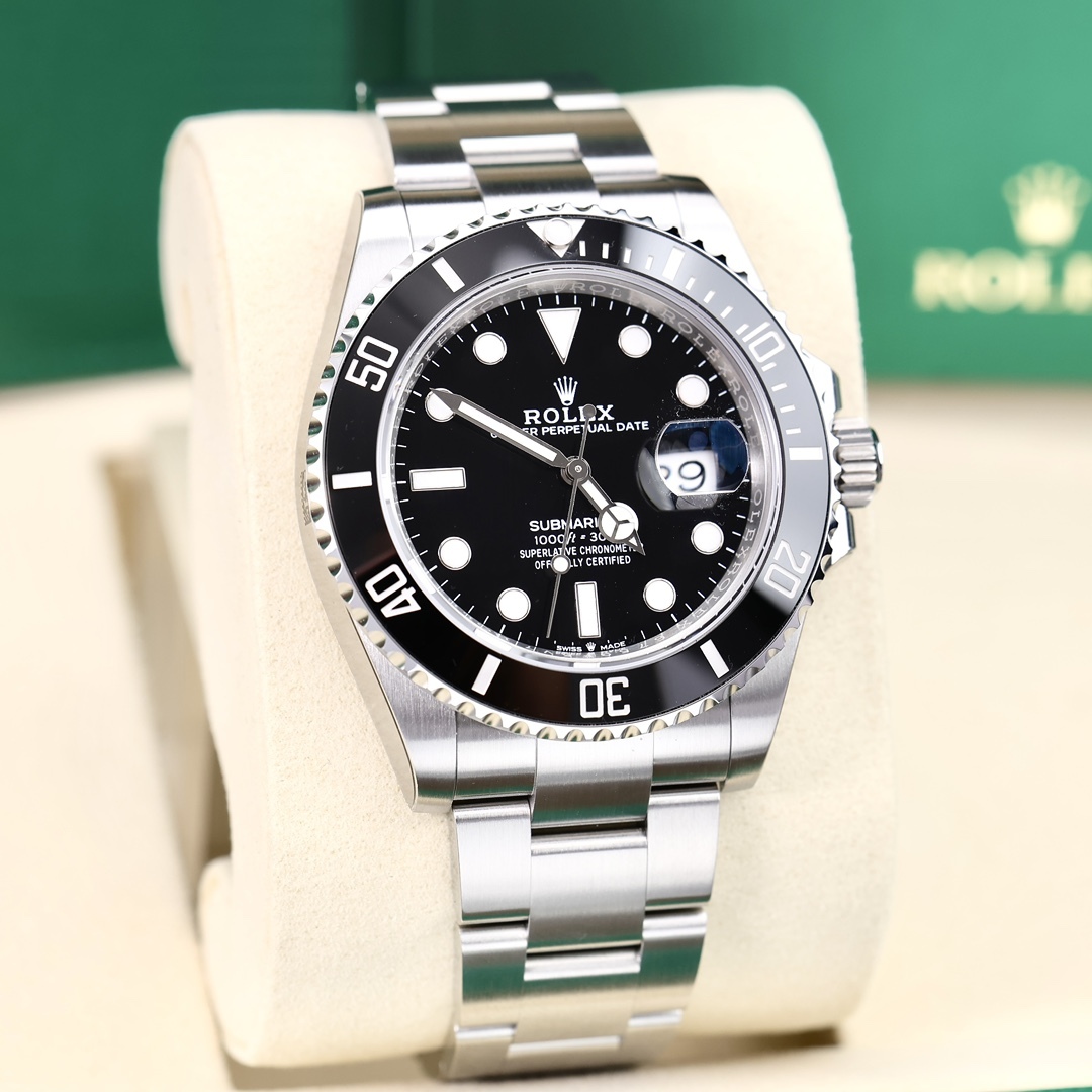 Orologio Rolex Submariner 116610LV-0002 con quadrante nero Lusso al polso, espressione di nobiltà e stile straordinario.