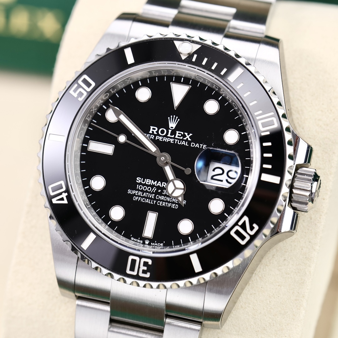 Orologio Rolex Submariner 116610LV-0002 con quadrante nero Lusso al polso, espressione di nobiltà e stile straordinario.