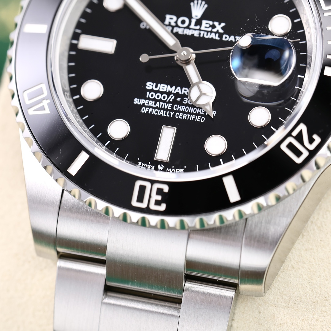 Orologio Rolex Submariner 116610LV-0002 con quadrante nero Lusso al polso, espressione di nobiltà e stile straordinario.