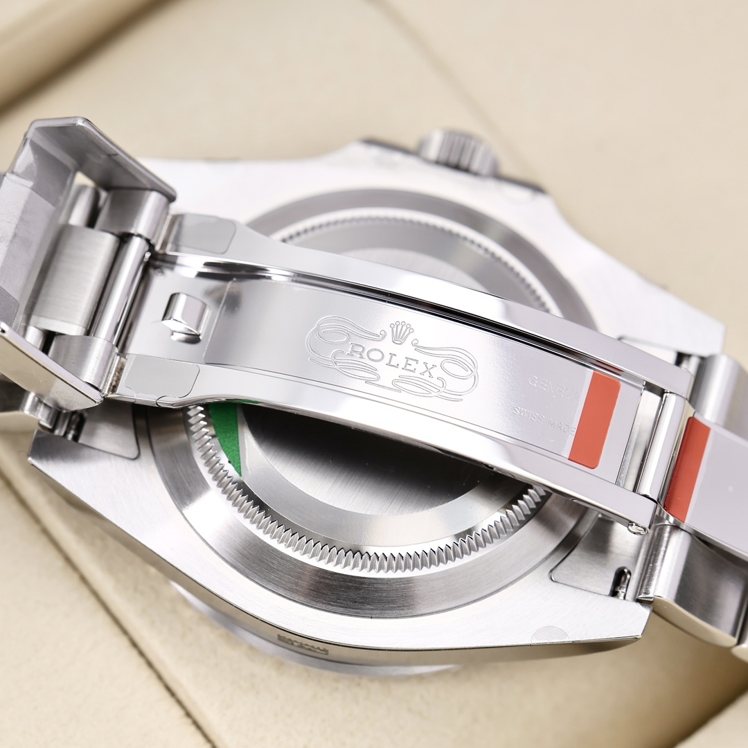 Orologio Rolex Submariner 116610LV-0002 con quadrante nero Lusso al polso, espressione di nobiltà e stile straordinario.