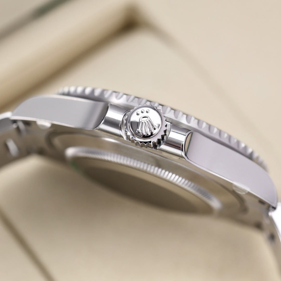 Orologio Rolex Submariner 116610LV-0002 con quadrante nero Lusso al polso, espressione di nobiltà e stile straordinario.