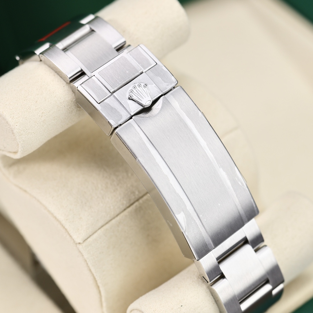 Orologio Rolex Submariner 116610LV-0002 con quadrante nero Lusso al polso, espressione di nobiltà e stile straordinario.
