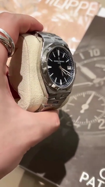 Orologio sportivo di lusso Vacheron Constantin Overseas Classic con quadrante blu e cassa in acciaio.