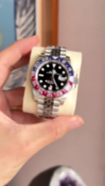 Il Rolex GMT-Master II con lunetta in ceramica rossa e blu e bracciale a cinque maglie è un popolare orologio sportivo con doppio fuso orario.