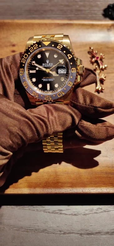 Rolex GMT modello interamente in oro: orologio meccanico di alta gamma da collezione con elevato valore residuo.