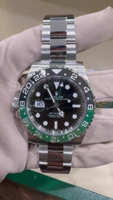 Orologio sportivo Rolex GMT-Master II con lunetta in ceramica nera/verde, lunetta Sprite, cassa in acciaio inossidabile 904L e doppio fuso orario.