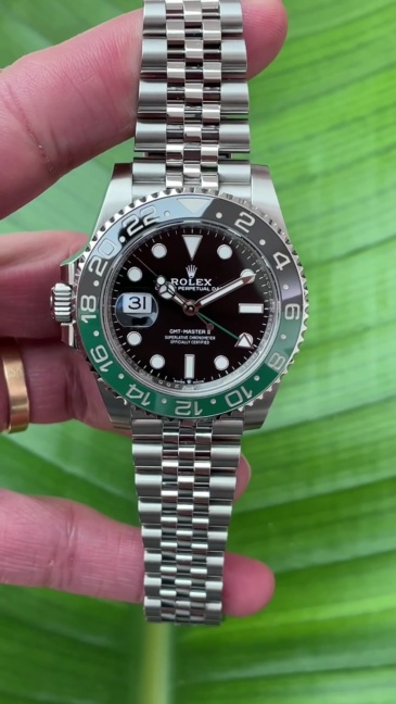 Rolex GMT-Master II con lunetta in ceramica nera e verde e bracciale a cinque maglie. Orologi popolari con doppio fuso orario