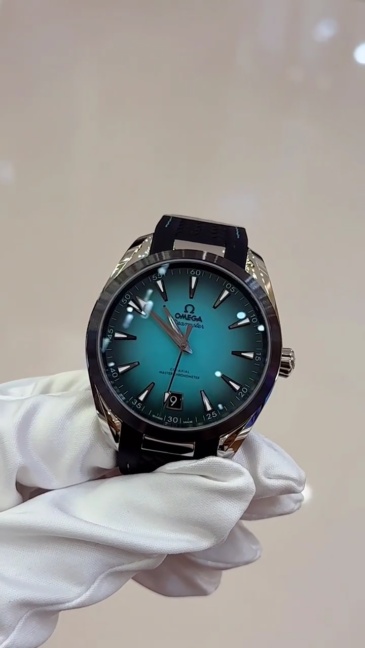 Orologio Omega Seamaster 150M con quadrante blu ghiaccio effetto teak e bracciale in acciaio inossidabile, ideale per occasioni formali e informali.