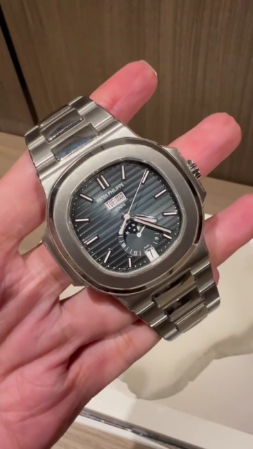 Orologio sportivo di lusso Patek Philippe Nautilus 5726 con quadrante in oro bianco, fasi lunari e calendario annuale.