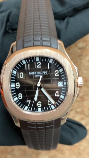 Orologio sportivo di lusso Patek Philippe Aquamarine Collection con quadrante nero in oro rosa e cinturino in caucciù, automatico e meccanico, da uomo.