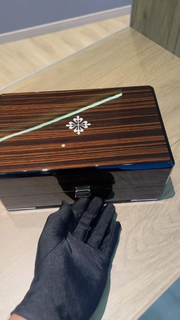 Orologio da uomo automatico Patek Philippe Nautilus 5726/1A con calendario annuale e fasi lunari in acciaio inossidabile.