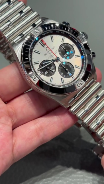 Orologio da pilota Breitling Navitimer in acciaio inossidabile con quadrante panda, ideale per lavoro e sport, con movimento meccanico.