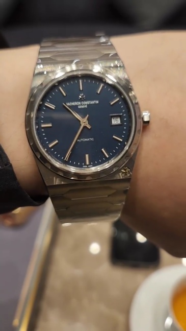 Orologio sportivo di lusso Vacheron Constantin Overseas in oro rosa con quadrante blu e bracciale in acciaio, automatico e meccanico, da uomo.