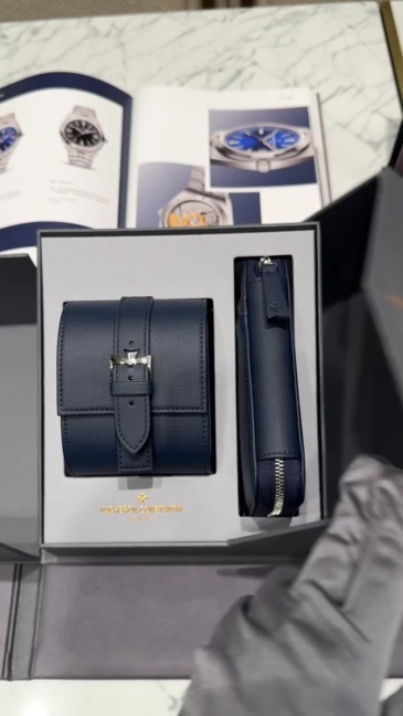 Orologio da uomo Vacheron Constantin Overseas con quadrante blu, bracciale in acciaio e movimento meccanico automatico, sigillo di Ginevra.