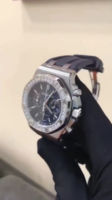Orologio da uomo Audemars Piguet Royal Oak Offshore con quadrante blu e cronografo automatico con diamanti.