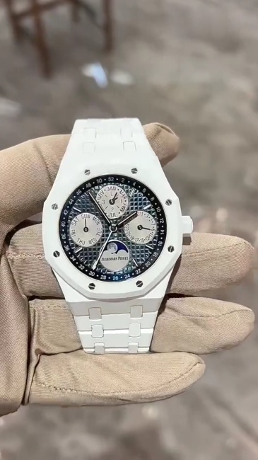 Orologio da uomo automatico Audemars Piguet Royal Oak in ceramica bianca con calendario perpetuo e fasi lunari.