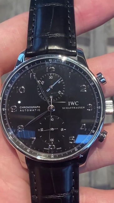 Orologio da uomo IWC Portuguese Chronograph con quadrante nero, automatico e meccanico.