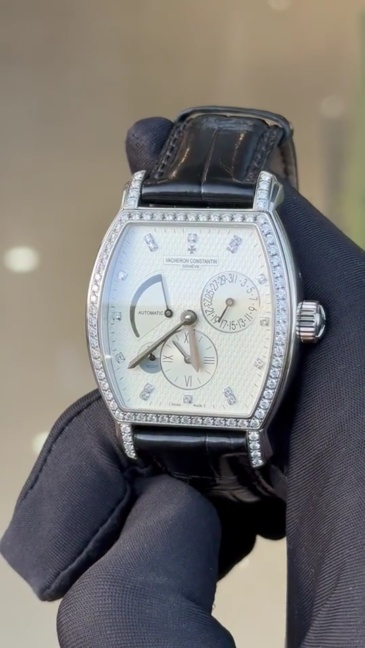 Orologio da polso di lusso svizzero Vacheron Constantin Malte a forma di tonneau con riserva di carica interamente tempestata di diamanti.