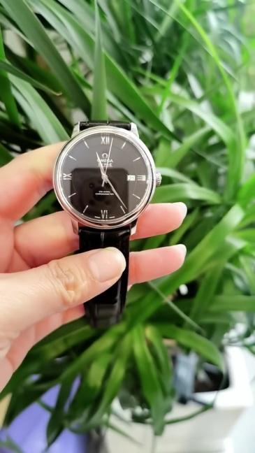 Orologio Omega De Ville con quadrante nero, elegante e raffinato, di fabbricazione svizzera.