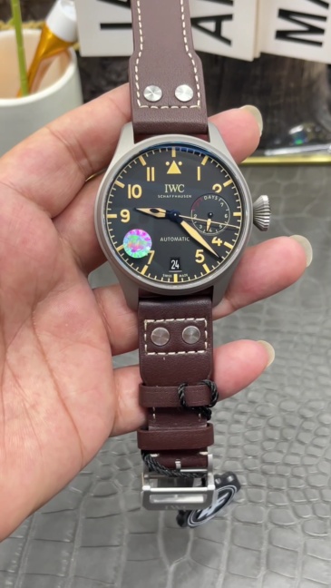 Orologio da pilota IWC Big Pilot con riserva di carica di 7 giorni, in titanio, automatico e meccanico, da uomo.